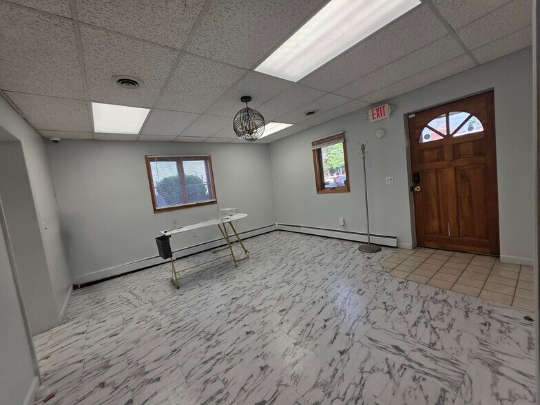 More Photos Of 97 Frank St, Somerset Medical For Lease