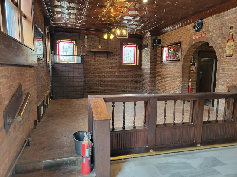 More Photos Of 90 E Jefferson St, Franklin Specialty For Lease