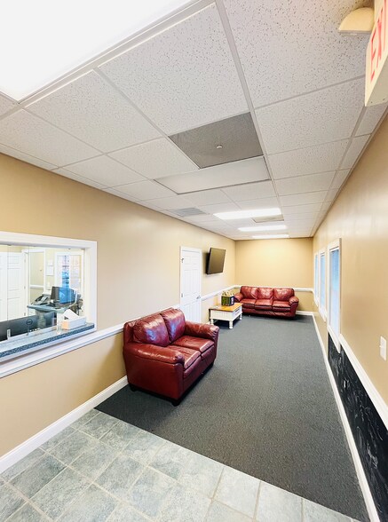 More Photos Of 172 Linden Dr, Winchester Office For Sale