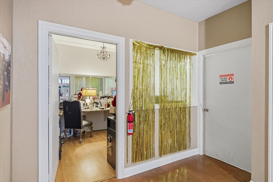 More Photos Of 109 N Houston St, Edgewood Restaurant For Sale