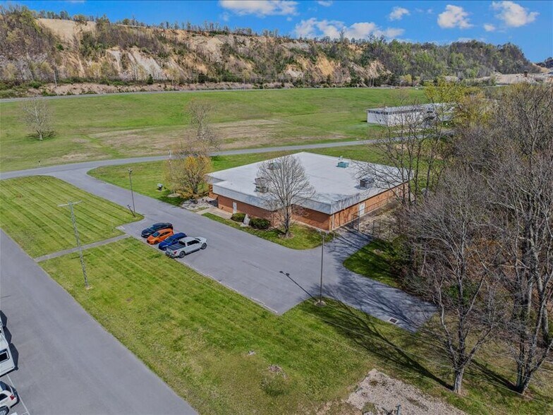 More Photos Of 204 Sand Mine Rd, Berkeley Springs Flex For Sale