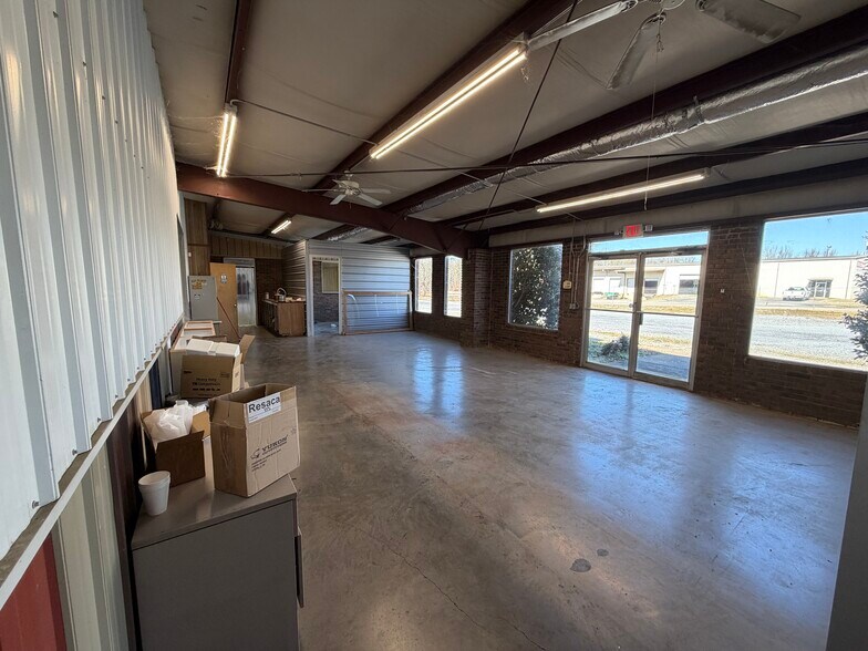 More Photos Of 1865 US 41 Hwy SW, Calhoun Industrial For Lease