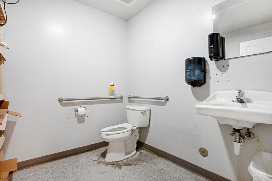 More Photos Of 4314 Henderson Dr, Jacksonville Freestanding For Sale