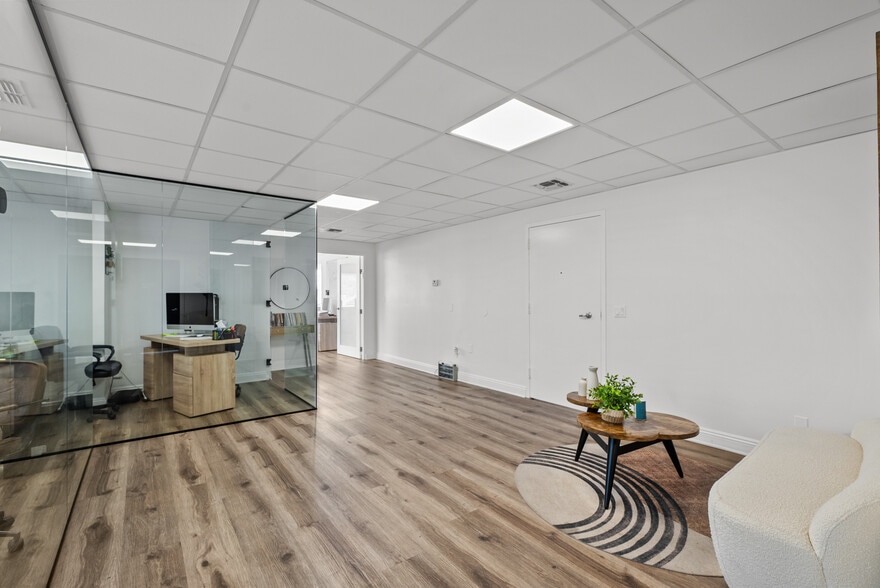 More Photos Of 14530 Hamlin St, Van Nuys Loft Creative Space For Lease