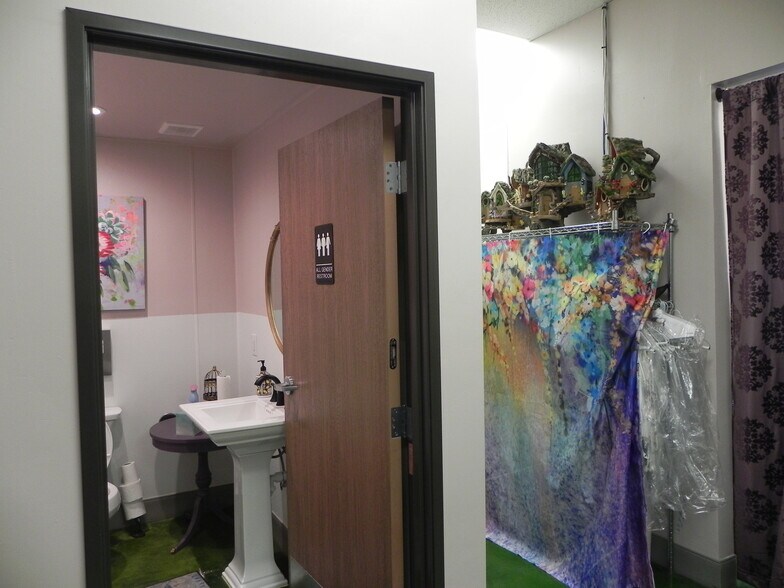 More Photos Of 2083 Orange Tree Ln, Redlands Freestanding For Lease