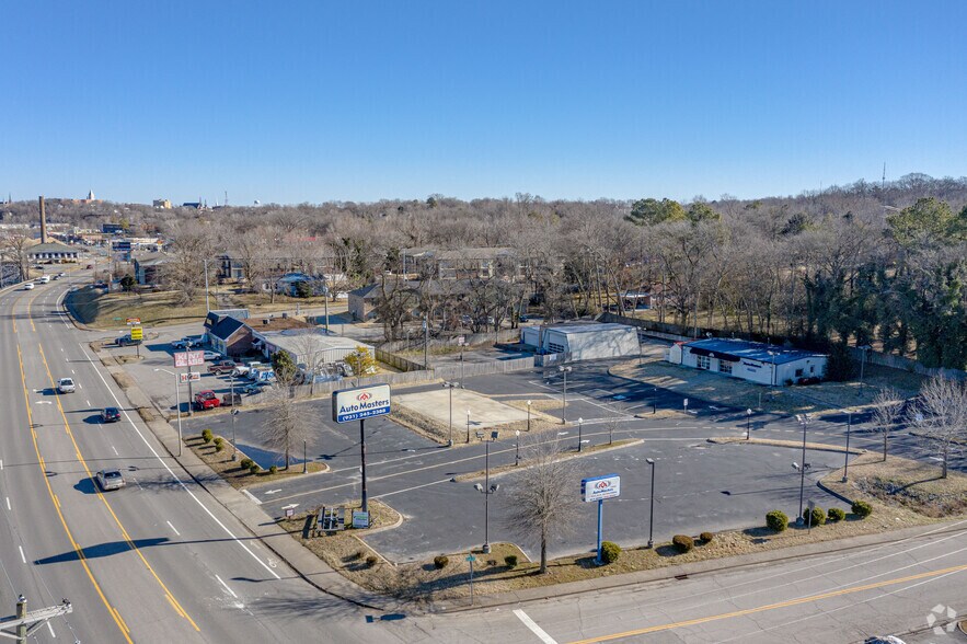 More Photos Of 997 S Riverside Dr, Clarksville Freestanding For Lease