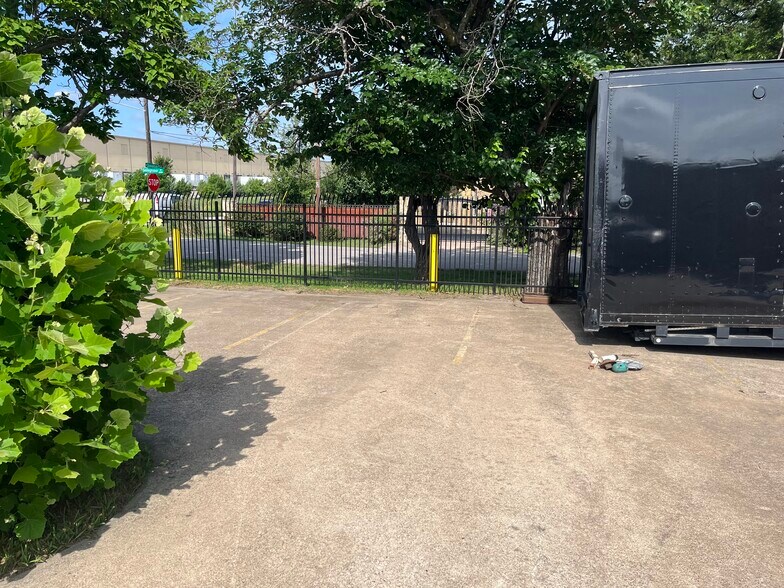 More Photos Of 223 W Danieldale Rd, Dallas Light Distribution For Sale