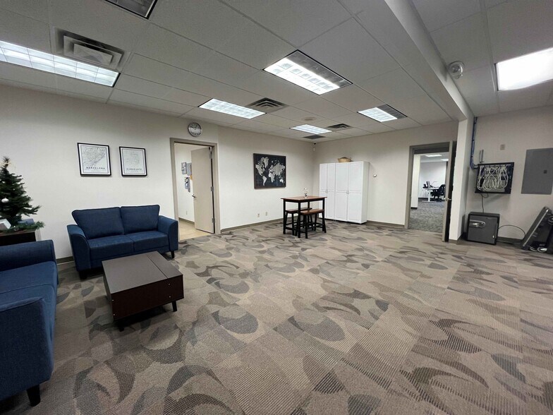 More Photos Of 4211 Glass Rd NE, Cedar Rapids Office For Lease