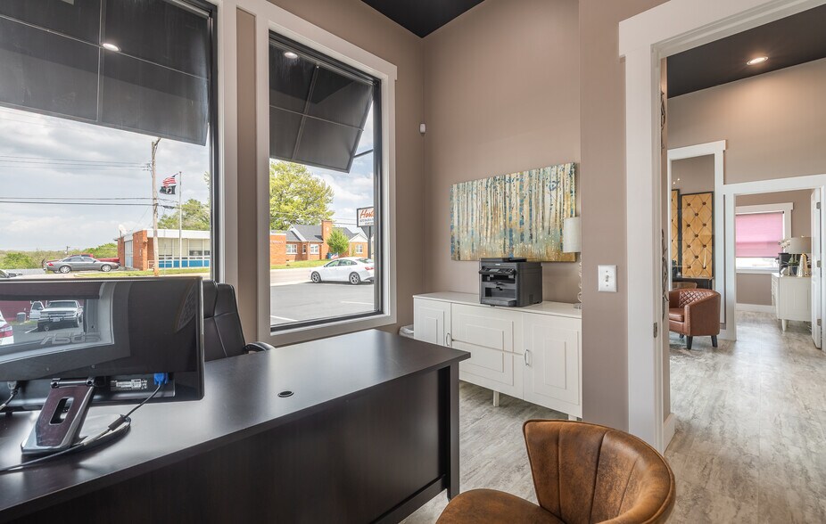 More Photos Of 1008 E Main St, Linn Auto Dealership For Sale