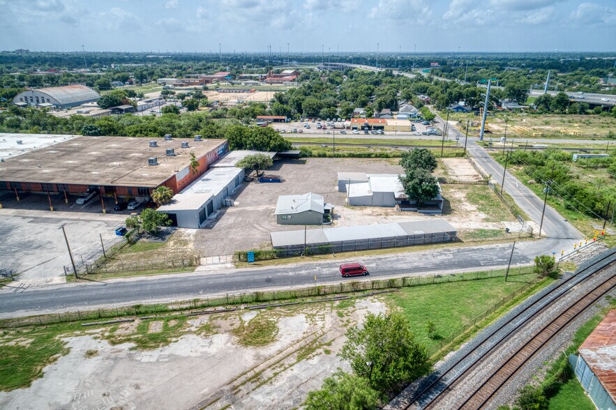 More Photos Of 1402 Hoefgen Ave, San Antonio Warehouse For Lease