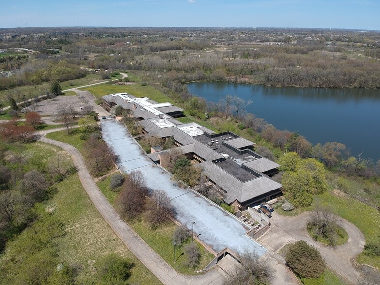 More Photos Of 3890 Salem Lake Dr, Long Grove Office For Sale