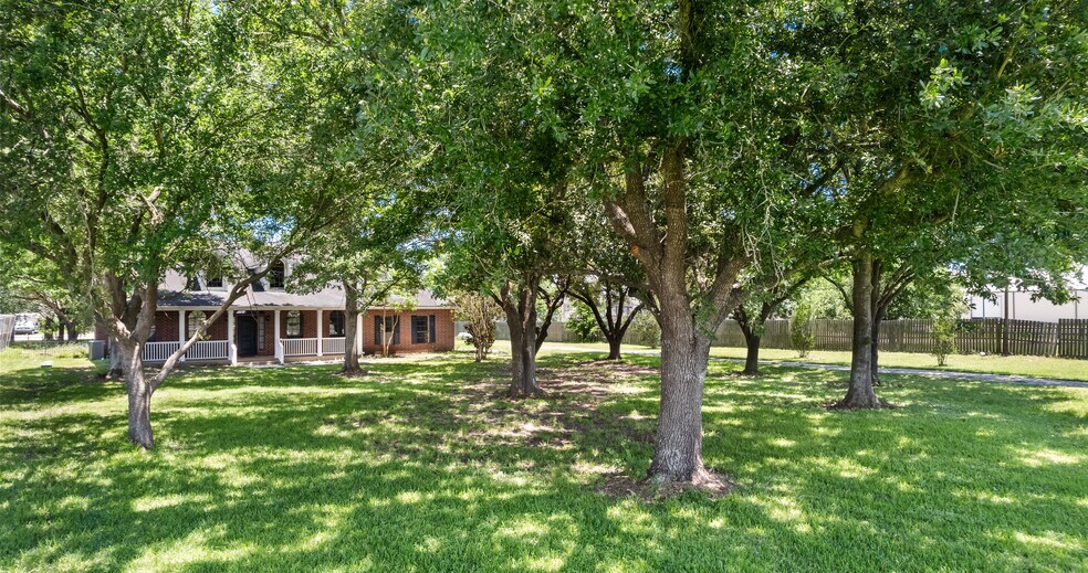 More Photos Of 20240 Cypress Rosehill Rd, Tomball Office Residential For Lease