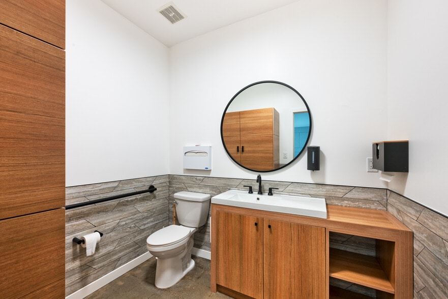 More Photos Of 12421 Venice Blvd, Los Angeles Loft Creative Space For Lease