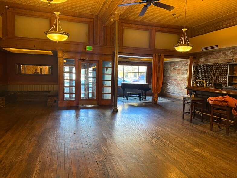 More Photos Of 521 Franklin St, Michigan City Restaurant For Lease
