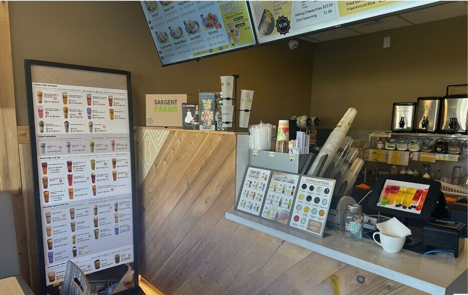 More Photos Of 3066A Hurontario St, Mississauga General Retail For Lease