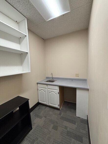 More Photos Of 5545 Fredericksburg Rd, San Antonio Medical For Lease