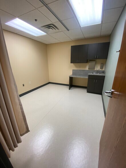 More Photos Of 3730 N Ridge Rd, Wichita Medical For Lease