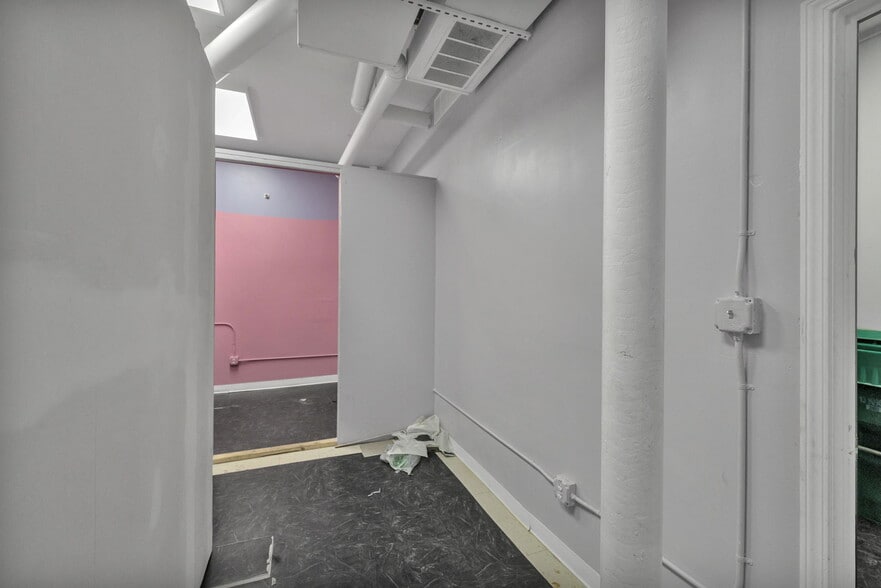 More Photos Of 16906 E Nine Mile Rd, Eastpointe Storefront For Sale