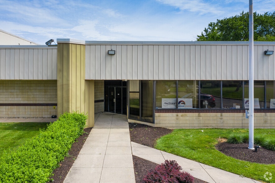 More Photos Of 820 East Gate Dr, Mount Laurel Warehouse For Lease