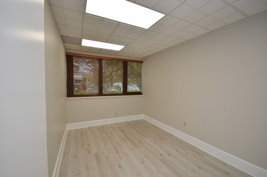 More Photos Of 14100 Palmetto Frontage Rd, Miami Lakes Office Residential For Lease