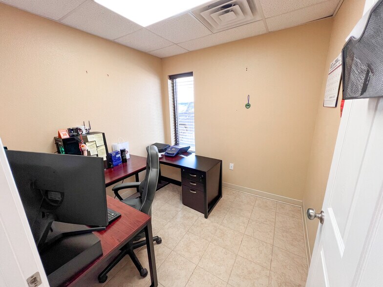 More Photos Of 140 Eaglehart Rd, Odessa Warehouse For Sale