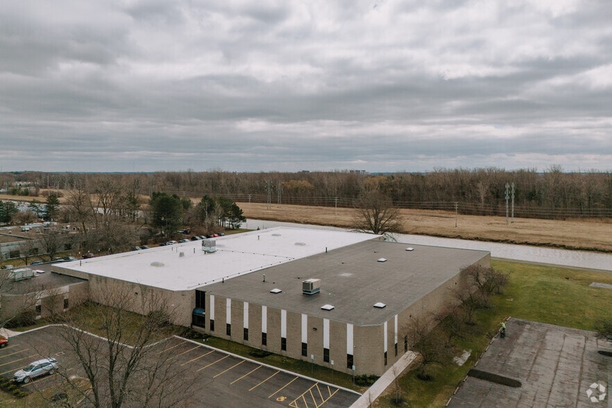 More Photos Of 375 Commerce Dr, Buffalo Distribution For Lease