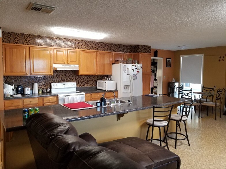 More Photos Of 400 Main St, Parsons Hotel For Sale