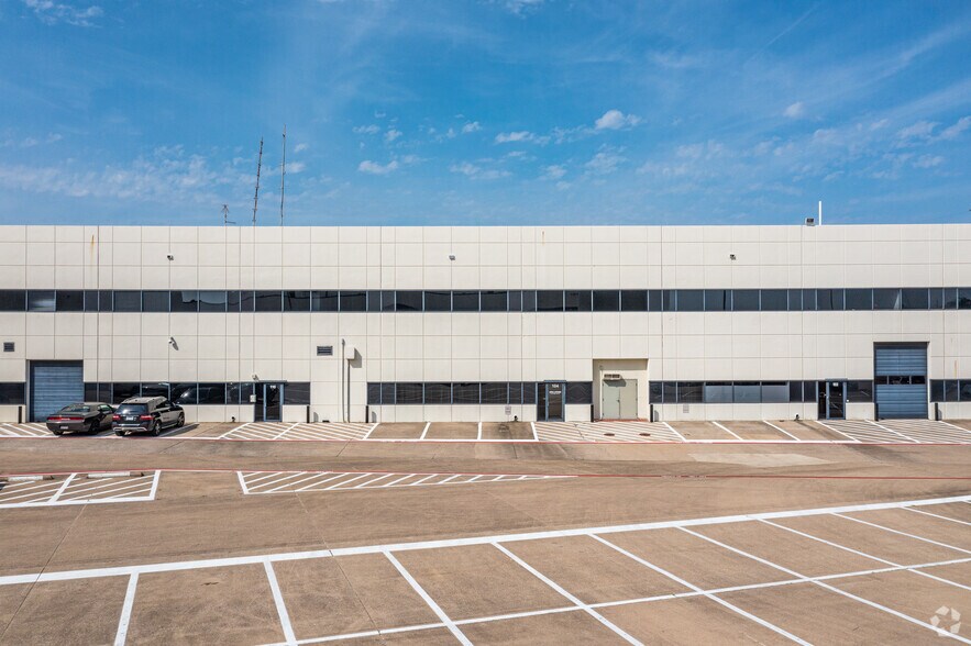 More Photos Of 400 E Royal Ln, Irving Unknown For Lease