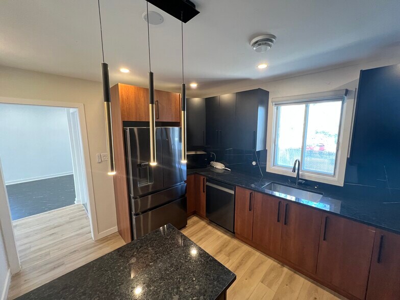 More Photos Of 1685 Av Lacroix, Laval Storefront For Lease