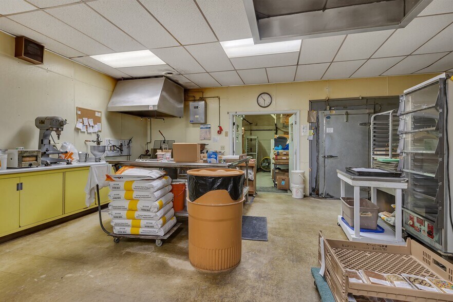 More Photos Of 531 Railroad Ave, Albany General Retail For Sale