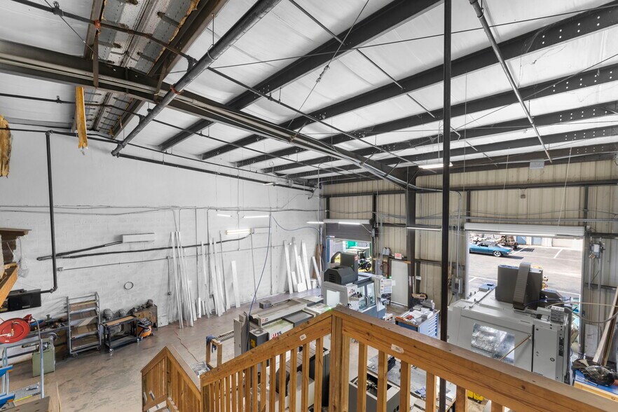 More Photos Of 12165 Metro Pky, Fort Myers Light Manufacturing For Lease