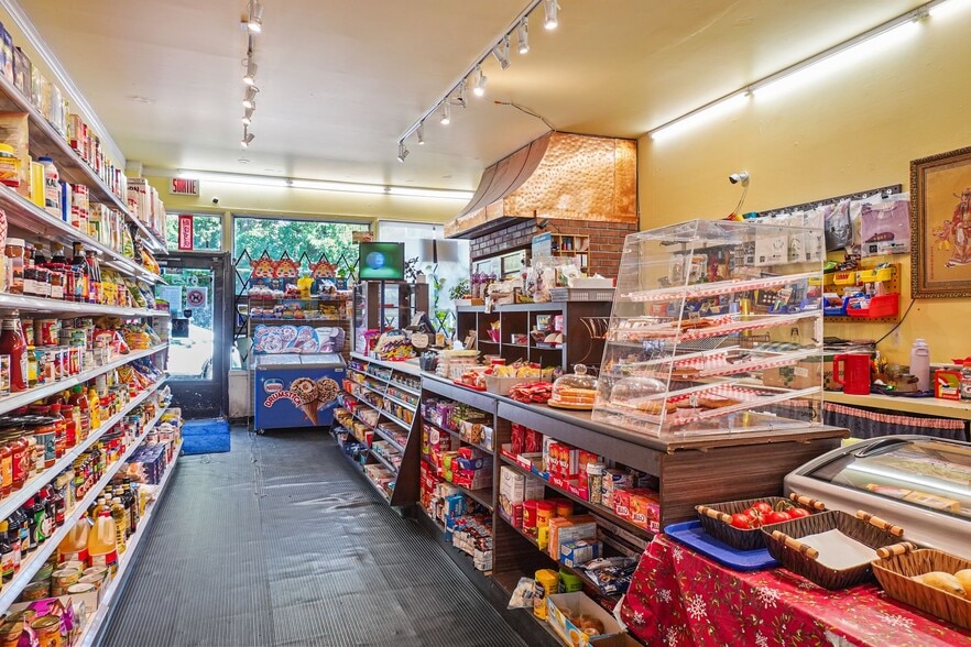 More Photos Of 6125-6131 Av de Monkland, Montréal Storefront Retail Residential For Lease