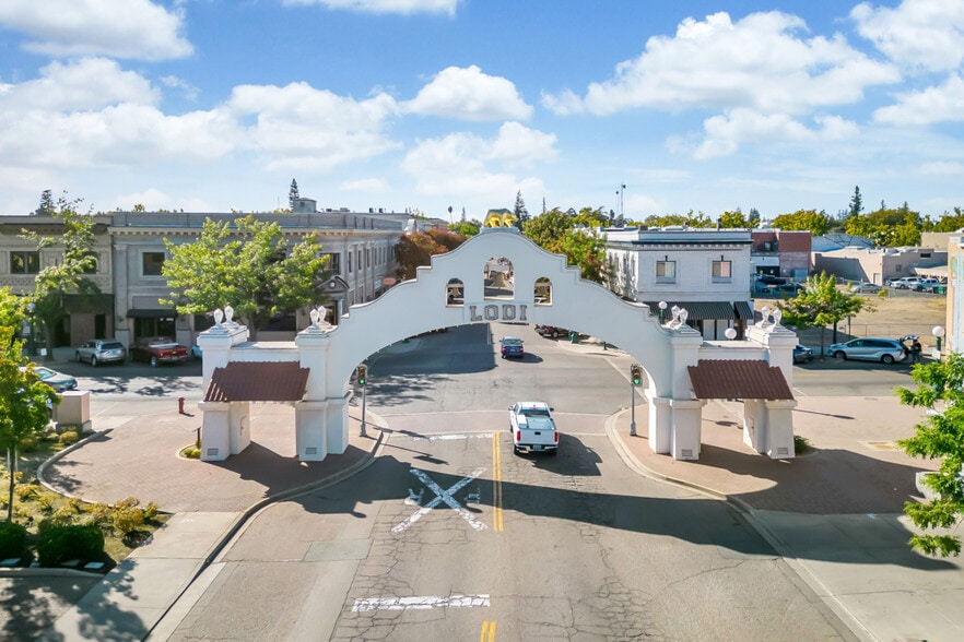 More Photos Of 10 S School St, Lodi Storefront Retail Office For Sale