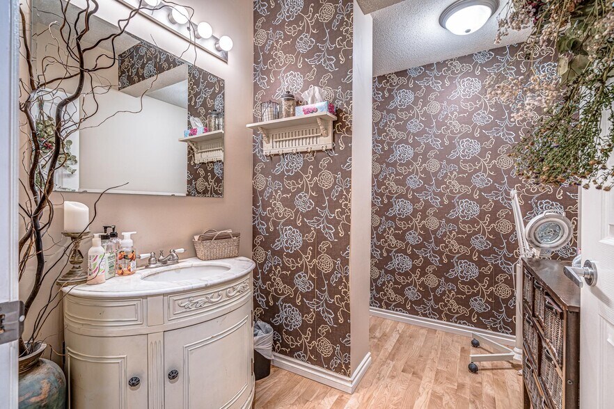 More Photos Of 23 Railway Av, Marwayne Storefront For Sale