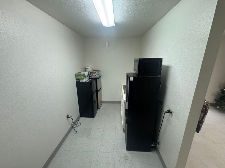 More Photos Of 300 W Broadway St, Prosper Warehouse For Lease