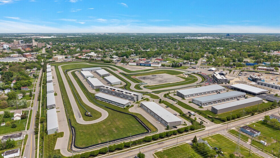 More Photos Of 148 Pit Ln, Pontiac Parking Garage For Sale