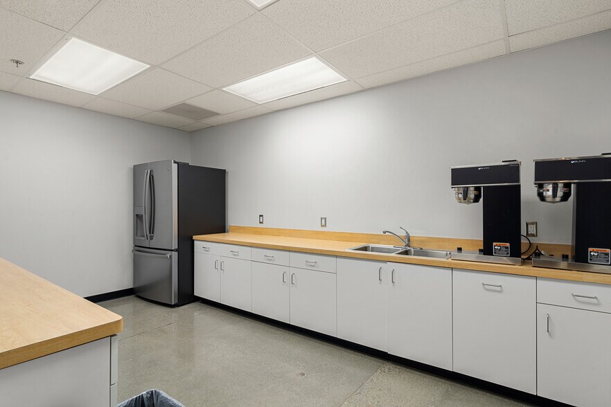 More Photos Of 5207 Young St, Bakersfield Industrial For Sale