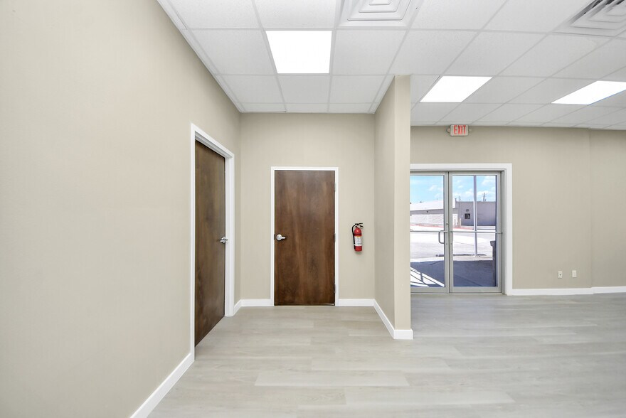 More Photos Of 1563 Live Oak St, Webster Office For Sale