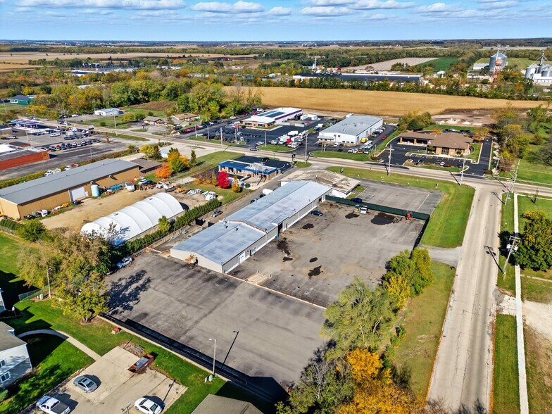 More Photos Of 801 W Grant Hwy, Marengo Showroom For Lease