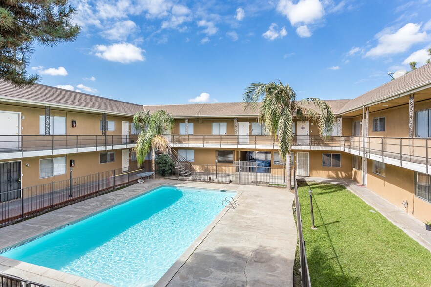 More Photos Of 3143 S H St, Bakersfield Apartments For Sale