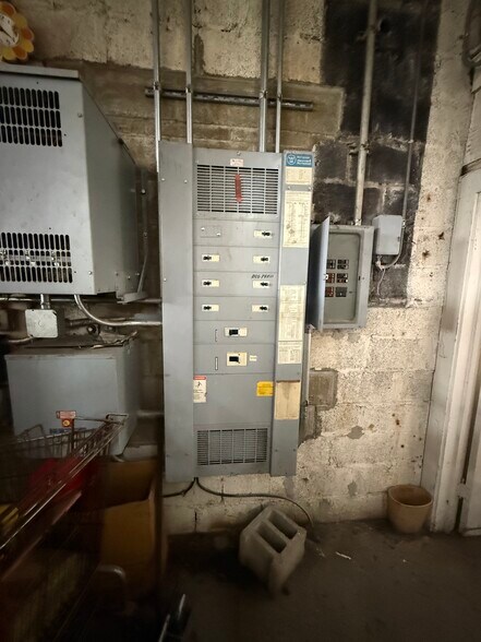 More Photos Of 622 13th St, Franklin Auto Repair For Sale