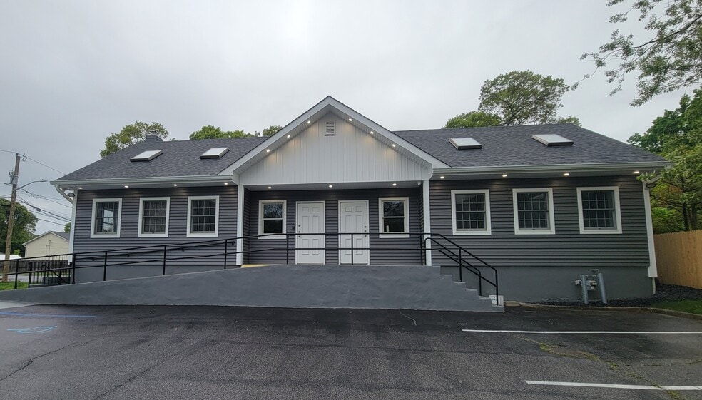 Primary Photo Of 360 Hawkins Ave, Ronkonkoma Medical For Lease