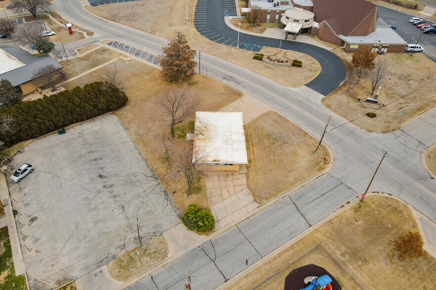 More Photos Of 1601 N State St, Augusta Office For Sale