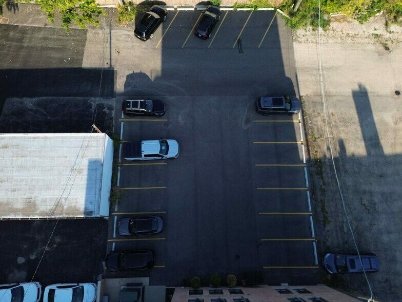 More Photos Of 1401 N Western Ave, Lake Forest Apartments For Sale