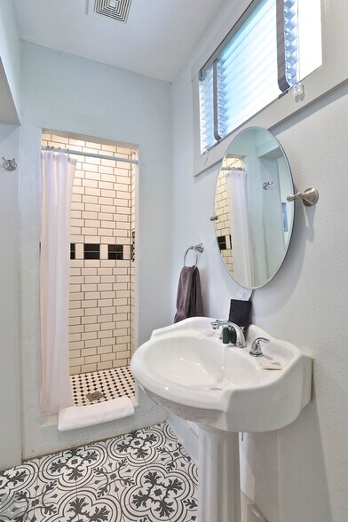 More Photos Of 2710 S Commercial Ave, Coleman Hotel For Sale