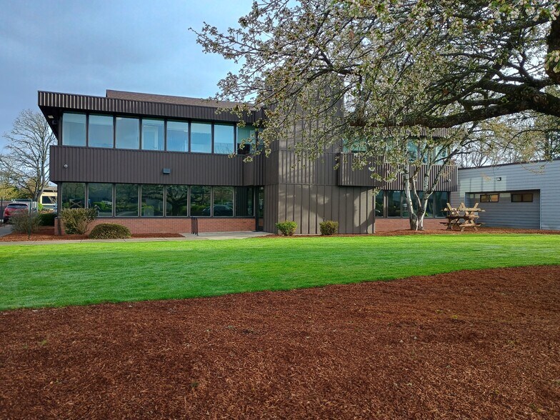 More Photos Of 1090 Gateway Loop, Springfield Office For Lease