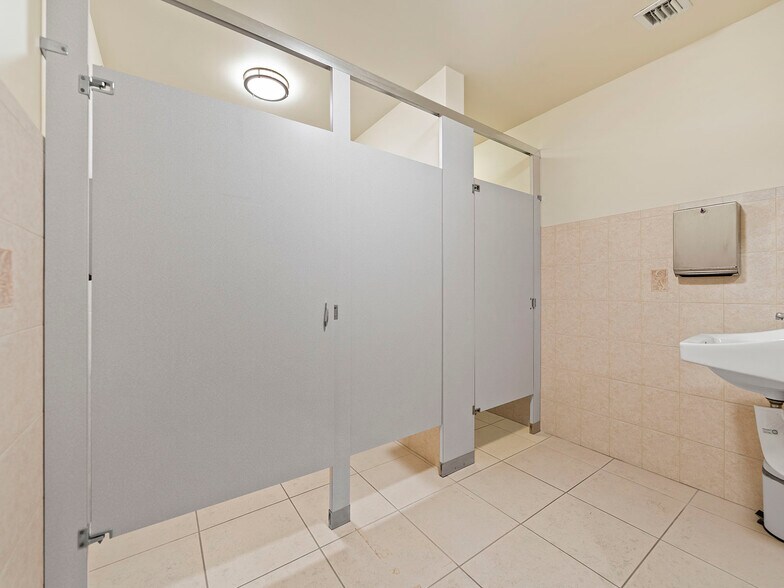 More Photos Of 11050 N Kendall Dr, Miami Loft Creative Space For Sale