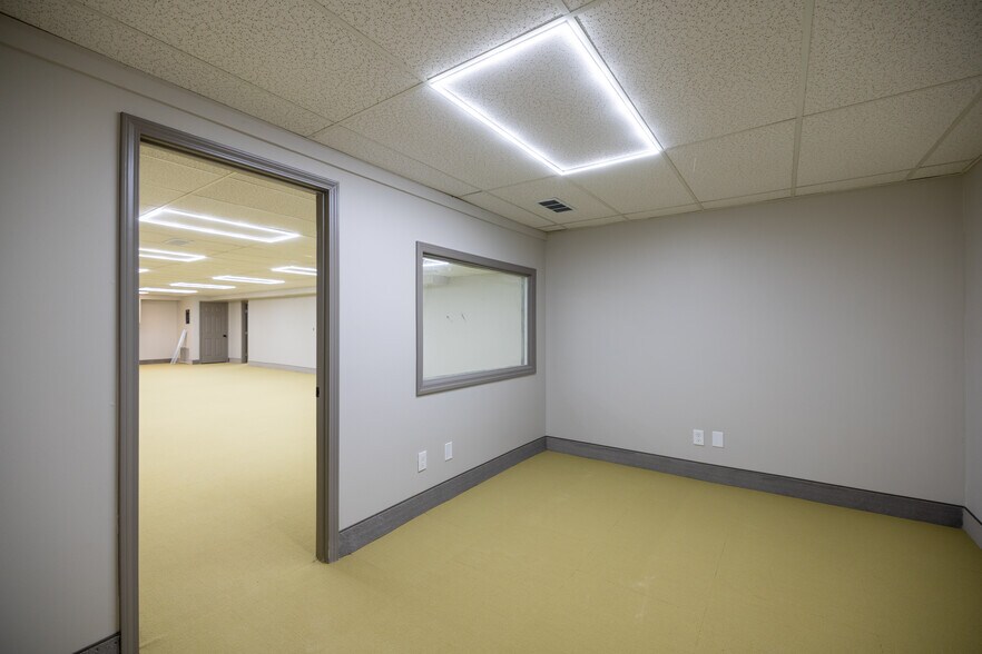 More Photos Of 11108 N Oak Tfwy, Kansas City Office For Lease