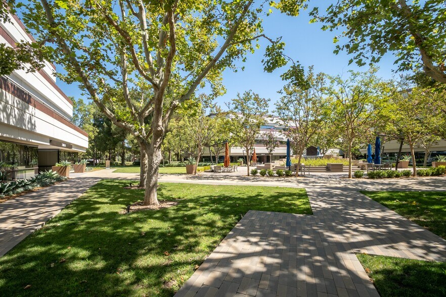 More Photos Of 21860 Burbank Blvd, Woodland Hills Office For Lease