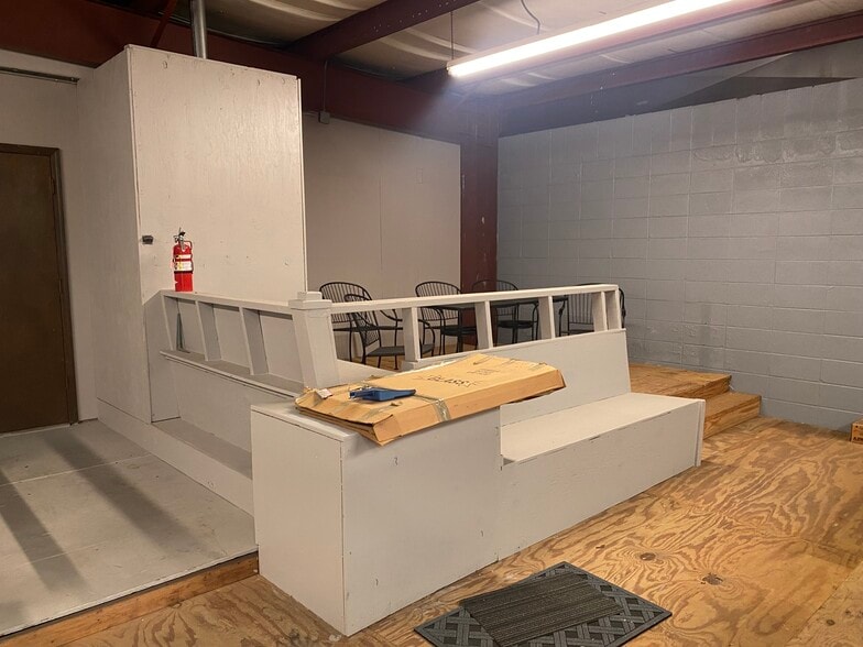 More Photos Of 708 Lakeside Dr, Mobile Research And Development For Sale